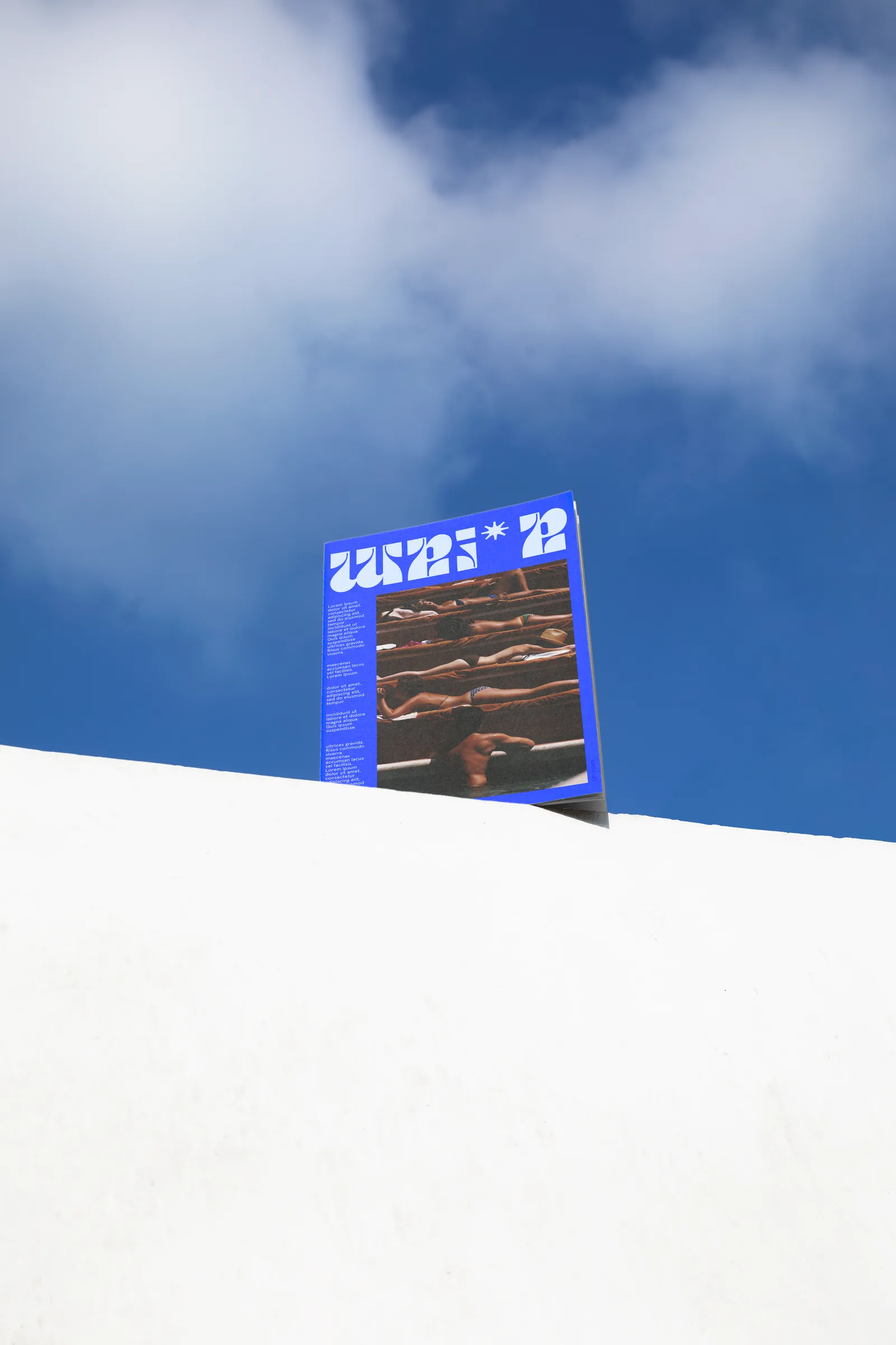 Buchcover-Gestaltung als Mockup vor blauem Himmel