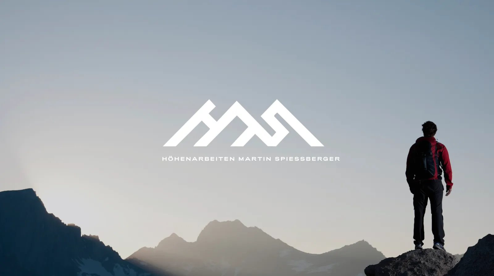 Wort-Bild-Marke mit Bergsilhouette auf stimmungsvollem Landschaftsfoto