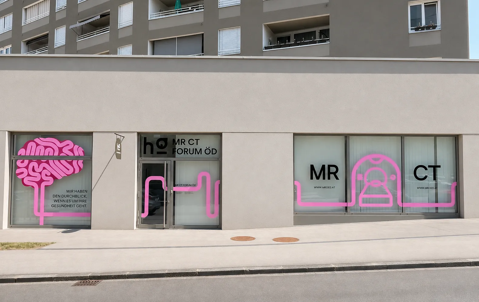 Fassadengestaltung mit illustrativer Linienführung in Pink