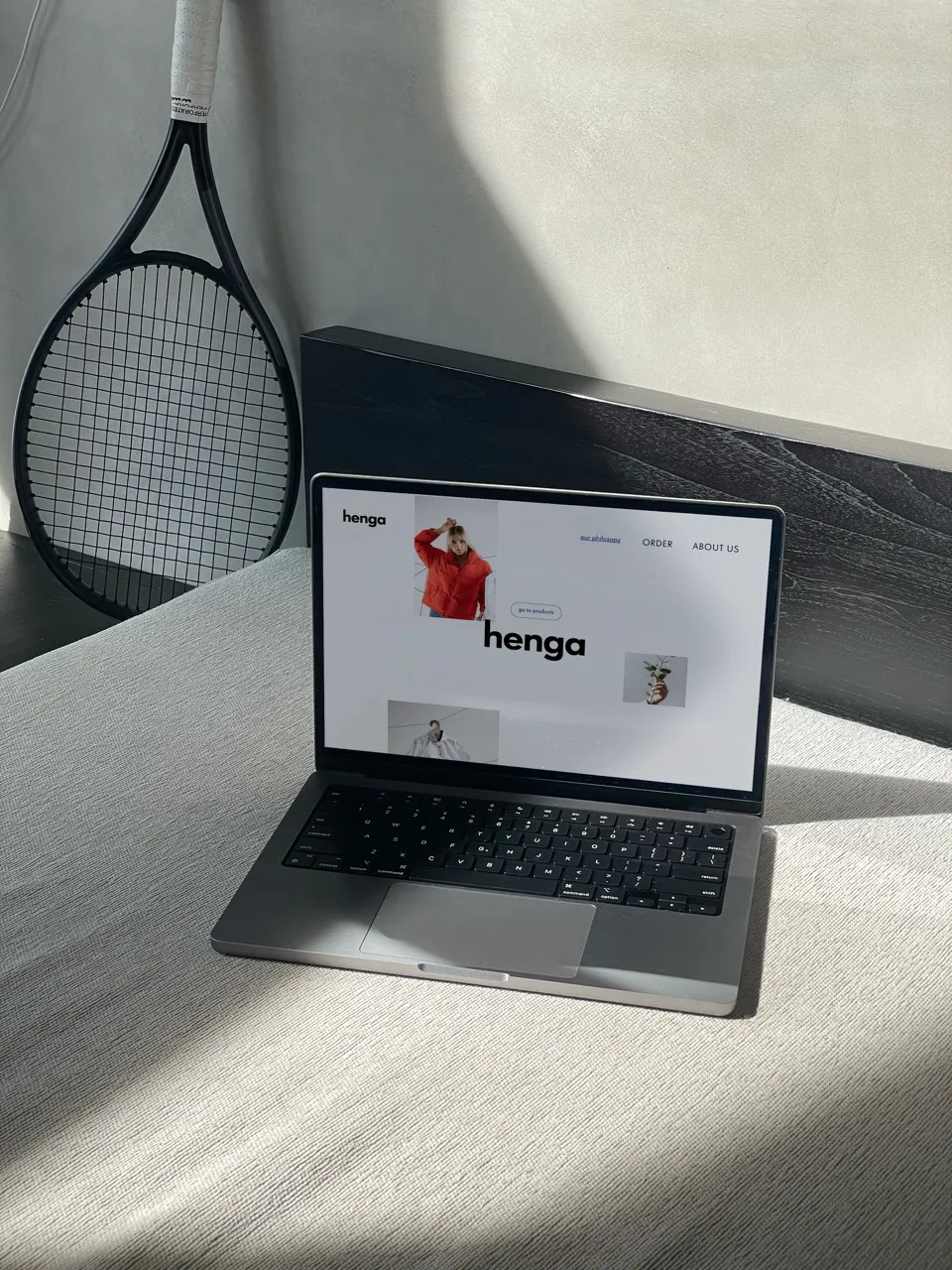 Website-Ansicht auf einem Laptop mit markengerechter Bildsprache